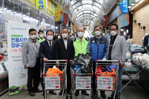 ▲ 25일 경주성동시장에서 열린 전통시장 활성화 캠페인 모습 ⓒ소진공 제공