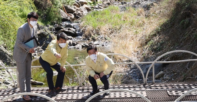 ▲ 황인호 대전 동구청장이 국비확보 관련 낭월동 하천 현장 방문해 현장을 살피고 있다.ⓒ대전 동구