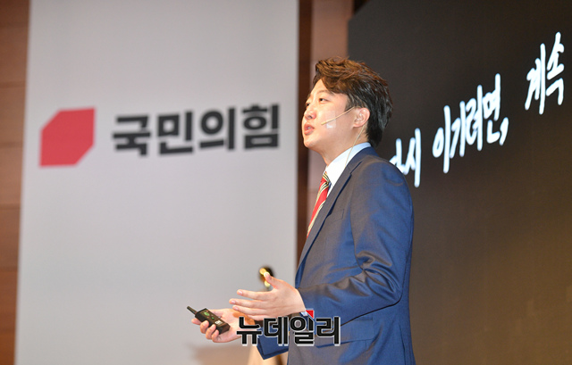 ▲ 국민의힘 당 대표로 출마한 이준석 후보가 25일 오전 서울 마포구 누리꿈스퀘에서 열린 1차 전당대회에서 비전발표회에서 비전발표를 하고 있다.ⓒ이종현 기자