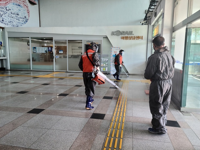 ▲ 경상북도는 24일부터 추가로 사회적 거리두기 개편체제에 돌입하는 영주, 문경시의 코로나19 지역사회 확산 방지와 조기차단을 위하여 경북안전기동대, 공무원 등 30명을 투입해 특별 방역소독과 감염병 예방수칙 홍보를 했다.ⓒ경북도