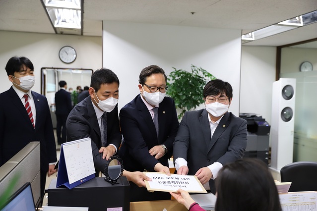 ▲ 대한변호사협회(협회장 이종엽)가 25일 '변호사시험 합격자 수 및 합격자 연수'에 대한 2건의 MBC 보도에 대해 언론중재위원회에 조정신청을 내고 있다. ⓒ대한변협 제공