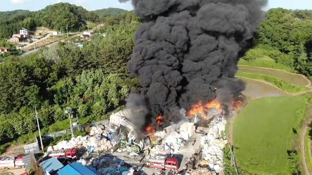 ▲ 청주시 흥덕구 강내면 재활용 공장 화재 현장.ⓒ충북소방본부