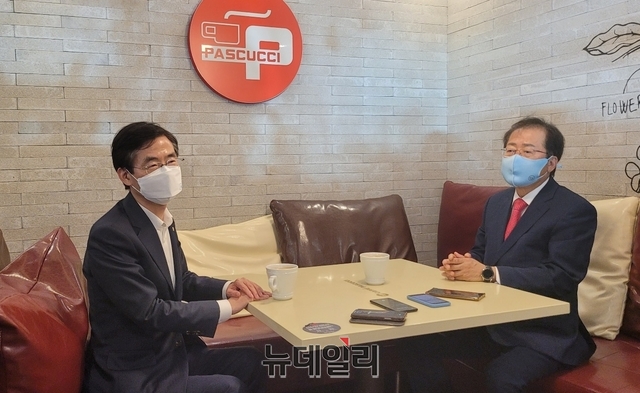 ▲ 무소속 홍준표(오른쪽) 의원과 국민의힘 당대표에 도전하는 조경태(왼쪽) 의원이 대구 수성못 파스쿠찌 커피숍에서 전격적으로 만나 전당대회 등에 대한 의견을 교환하고 있다.ⓒ뉴데일리