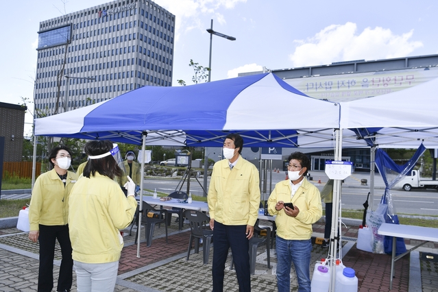 ▲ 김천시의회 이우청 의장 등이 25일 코로나19 지역사회 재확산에 따라 선별진료소를 찾아 근무자를 격려했다.ⓒ김천시의회