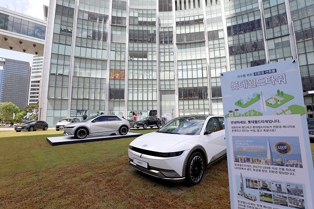▲ 롯데월드타워 아레나 광장에 친환경차와 전기차 충전소 체험 공간이 조성됐다.ⓒ롯데물산