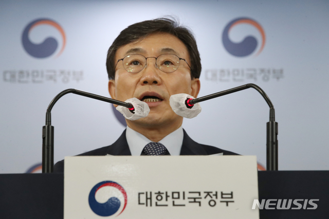 ▲ 권덕철 중앙재난안전대책본부 1차장(보건복지부 장관)이 26일 오전 서울 종로구 정부서울청사 합동브리핑실에서 열린 코로나19 대응 비대면 정례브리핑에서 백신 접종자 대상 5인 이상 집합금지 면제 등 백신 인센티브제 방안을 발표하고 있다. ⓒ뉴시스