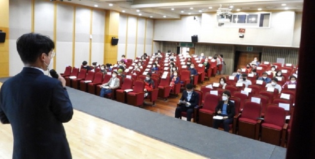 ▲ 대덕구의회 의원들이 25일 대덕문화원 2층에서 대전시가 주관한 ‘3대 하천 그린뉴딜’ 주민설명회에 참석했다.ⓒ대덕구의회