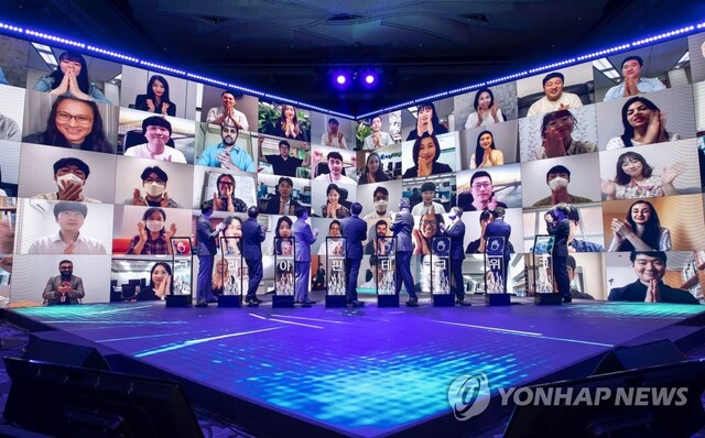 ▲ 26일 영등포구 콘래드 서울 호텔에서 열린 ‘코리아 핀테크 위크 2021’ 행사 개막식에서 은성수 금융위원장을 비롯한 내빈들이 개막 퍼포먼스를 하고 있다. 왼쪽부터 류영준 한국핀테크산업협회장, 김학수 금융결제원장, 제임스 김 주한상공회의소 회장, 은성수 금융위원장, 마이클 대나허 주한캐나다대사, 김근익 금융감독원 수석부원장, 김광수 전국은행연합회장, 정유신 핀테크지원센터 이사장.ⓒ연합뉴스