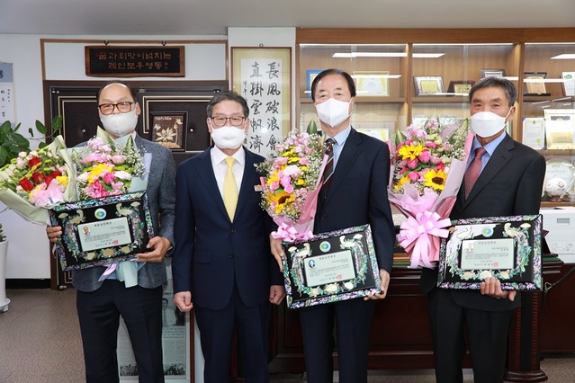 ▲ 박세복 영동군수가 26일 군수실에서 영동군민대상 수상자들에게 상패를 전달한 뒤 기념촬영을 하고 있다.ⓒ영동군