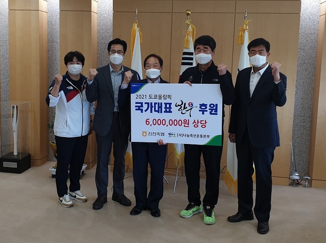 ▲ 좌측 두 번째부터 최병은 진천축협 조합장, 신치용 진천 국가대표 선수촌장.ⓒ진천축협