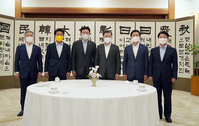 ▲ 문재인 대통령이 26일 청와대에서 열린 여야 정당 대표 초청 대화에 앞서 기념촬영을 하고 있다. ⓒ청와대