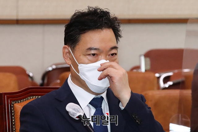 ▲ 김오수 검찰총장 후보자가 법무차관 퇴직 뒤 변호사로 활동하며 '라임·옵티머스펀드 금융사기 관련 사건'을 수임해 '전관예우' 특혜 의혹에 휩싸였다. 사진은  26일 국회 인사청문회에 참석한 김 후보자. ⓒ이종현 기자(사진=공동취재단)