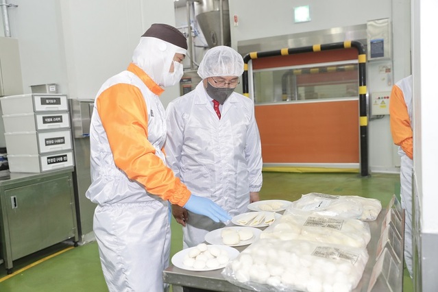 ▲ 박상돈 천안시장이 26일 빵의 도시 활성화를 위해 천안제2산단에 위치한 신세계푸드 천안공장을 방문, 공장 관계자로부터 제품제조 과정에 대한 설명을 듣고 있다.ⓒ천안시