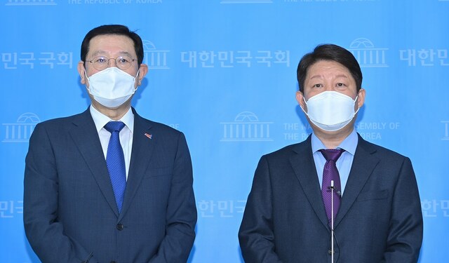 ▲ 권영진 대구시장(오른쪽)과 이용섭 광주시장은 5월 26일 오후 3시 국회 소통관에서 46억 아시아인들의 대축제인 ‘2038 하계 아시안게임 대구-광주 공동 유치’를 선언했다.ⓒ대구시