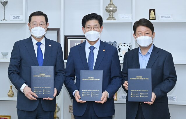 ▲ 권영진 대구시장(오른쪽)과 이용섭 광주시장은 지난달 발표된 4차 국가철도망구축계획 초안에 빠진 달빛내륙철도를 신규추진 사업으로 반영해 줄 것을 내용으로 하는 철도 경유지 영호남 6개 광역지자체장 공동 의견서를 5월 26일 노형욱 국토교통부 장관에게 전달했다.ⓒ대구시