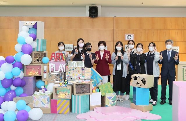▲ ‘2021 학생아트메이커페스타’에 참석한 강은희 대구시교육감(왼쪽 네번째).ⓒ대구시교육청