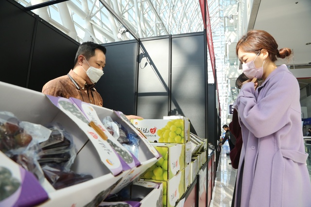 ▲ 엑스코는 지역 농·수산, 가공업체의 활력을 불어넣고 지역민에게 신선한 제철 농수산물을 저렴하고 편리하게 구매할 수 있도록 대구·경북 특산물 직거래장터를 5월 27일부터 30일까지 대구꽃박람회 행사장인 엑스코 동관 전시장에서 진행할 예정이다.ⓒEXCO