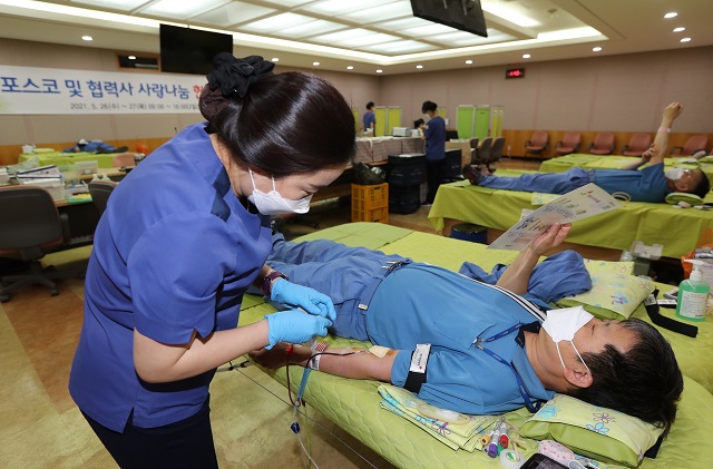 ▲ 포항제철소 생산관제센터에서 포스코 직원들이 헌혈을 하고 있다.ⓒ포항제철소