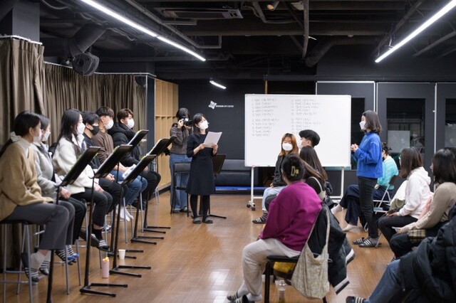 ▲ 지난 시즌 윤미현 작가의 희곡 워크숍 모습.ⓒ두산아트센