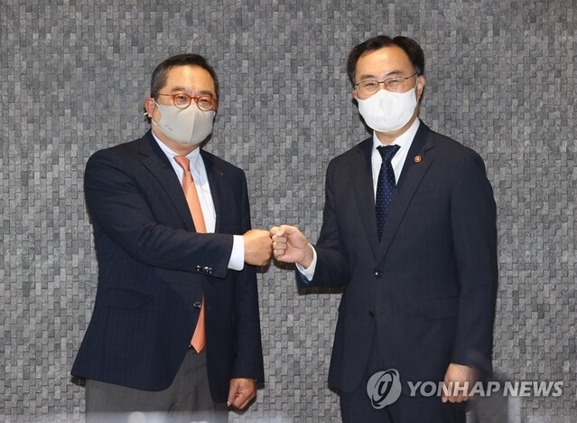 ▲ 문승욱 산업부장관이 구자열 무역협회장과 인사를 나누고 있다. ⓒ연합뉴스 제공