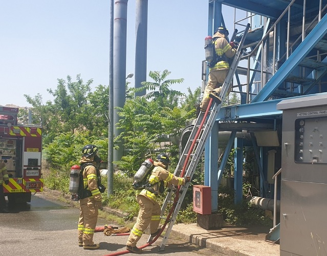 ▲ 소방대원이 팀워크 전술훈련을 하고 있다.ⓒ세종시