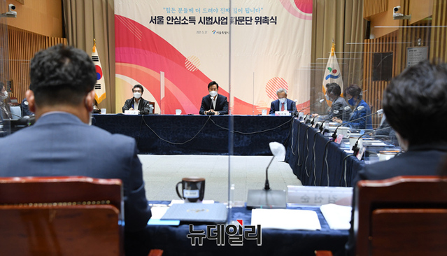 ▲ 오세훈 서울시장이 27일 오전 서울시청에서 '서울 안심소득 시범사업 자문단' 위촉식을 갖고 있다. ⓒ정상윤 기자