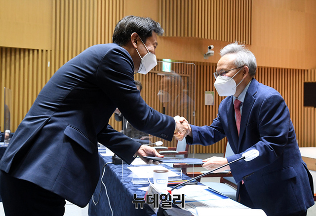 ▲ 오세훈(왼쪽) 시장이 27일 '안심소득 시범사업 자문단 위촉식'에서 박기성 성신여대 교수에게 위촉장을 전달하고 있다. ⓒ정상윤 기자