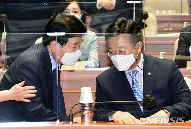 ▲ 더불어민주당 윤호중 원내대표가 27일 서울 여의도 국회에서 열린 부동산 관련 정책의원총회에서 김진표 부동산특별위원회 위원장과 대화하고 있다. ⓒ뉴시스