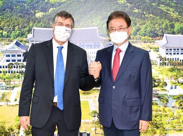 ▲ 아키바 토르 주한 이스라엘 대사가 27일 이철우 경상북도지사를 예방하고, 경상북도-이스라엘 간의 경제·농업·과학 분야의 다원화된 교류 방안을 논의했으며 영국 엘리자베스 여왕이 방문한 세계문화유산인 하회마을을 방문했다.ⓒ경북도