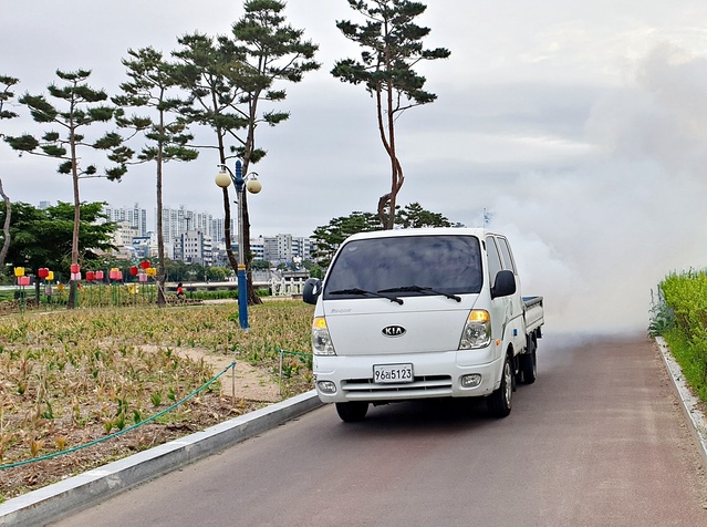 ▲ 영천시(시장 최기문)는 유해 해충 방제와 감염병 사전 예방을 위해 하절기 방역소독을 주야간 집중적으로 실시한다고 27일 밝혔다.ⓒ영천시