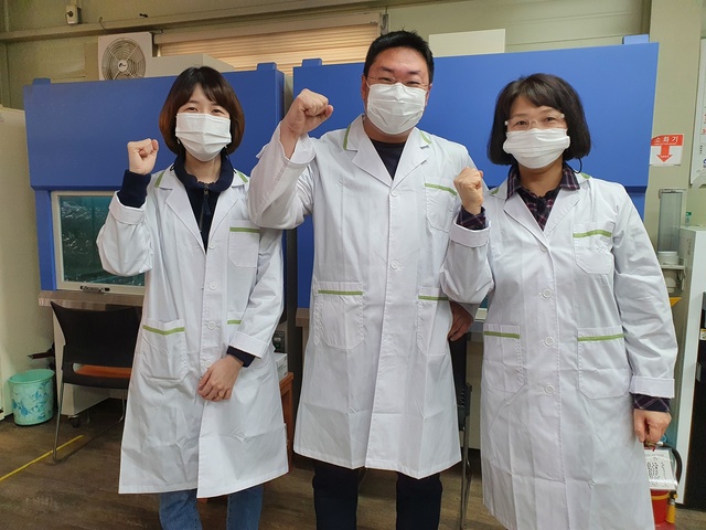 ▲ 예천군농업기술센터(소장 성백경)는 농약과 화학비료 사용량을 줄여 농가 수익을 올리고 소비자들에게 건강한 먹거리를 제공하기 위해 친환경농업바이오센터를 통해 친환경 미생물 보급과 사용 지도에 나섰다.ⓒ예천군