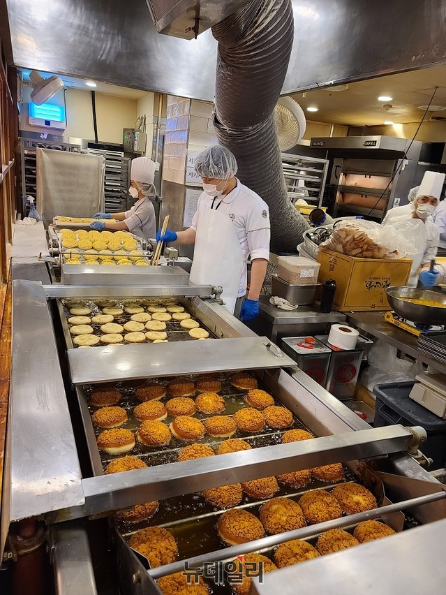 ▲ 성심당 대전역점에서 직원들이 소보로빵을 만들고 있다.ⓒ뉴데일리 DB
