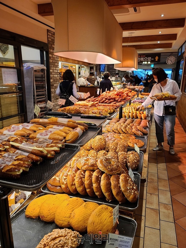 성심당 대전역점 매장에 진열된 빵.ⓒ뉴데일리 D/B