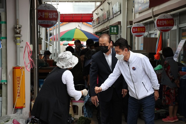 ▲ 이강덕 시장은 흥해 5일장을 방문해 현장의 생생한 목소리를 청취하고 상인들과 적극 소통을 하고 있다.ⓒ포항시