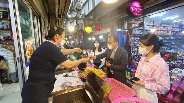 ▲ 경주엑스포대공원 직원들이 ‘문화가 있는 날’에 지역 내 성동시장에서 장보기를 하고 있다.ⓒ경주엑스포