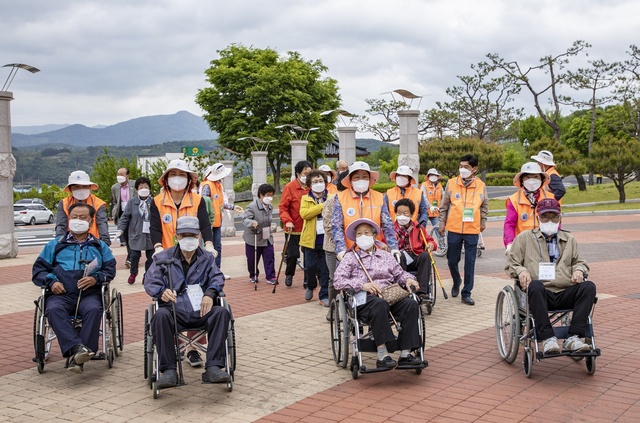 ▲ 대구 달성군(군수 김문오)은 27일 관내 보행이 어려운 저소득층 어르신 110명에게 고령자용 최신형 보행보조기를 전달했다.ⓒ달성군