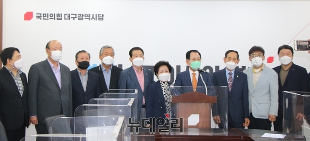 ▲ ‘대한민국과 대구를 사랑하는 기초·광역 선출직 일동’은 28일 오전 국민의힘 대구시당에서 기자회견을 갖고 “주호영 의원이 문재인 정권을 퇴진시키고 정권교체를 이룰 수 있는 범야권 후보자를 탄생시킬 수 있는 당대표 적임자”라며 지지를 선언했다.ⓒ뉴데일리