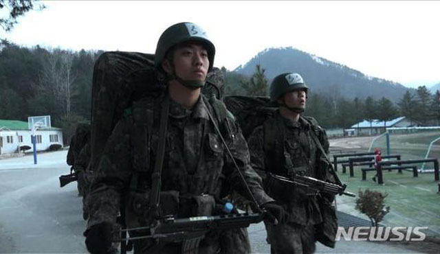 ▲ 신병교육대 행군 모습. 최근 신병훈련소에서 하는 행군은 20킬로그램 군장을 메고 20킬로미터를 걷는 것이다. 현재 육군 부대 가운데 장거리 행군을 시행하는 부대는 거의 없다. ⓒ뉴시스. 무단전재 및 재배포 금지.