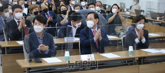 ▲ 28일 오후 국민의힘 경북도당 강당에서 열린 당 대표 및 최고위원 후보자 초청 핵심당직자 간담회에 참석한 이준석·주호영·나경원 후보(왼쪽부터)가 참석해 있다.ⓒ뉴데일리