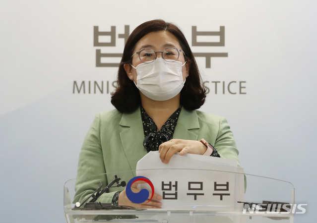 ▲ 송소영 법무부 국적과장이 28일 서울고등검찰청 의정관에서 국적법 개정안 논란 관련 기자설명회를 하고 있다. ⓒ뉴시스