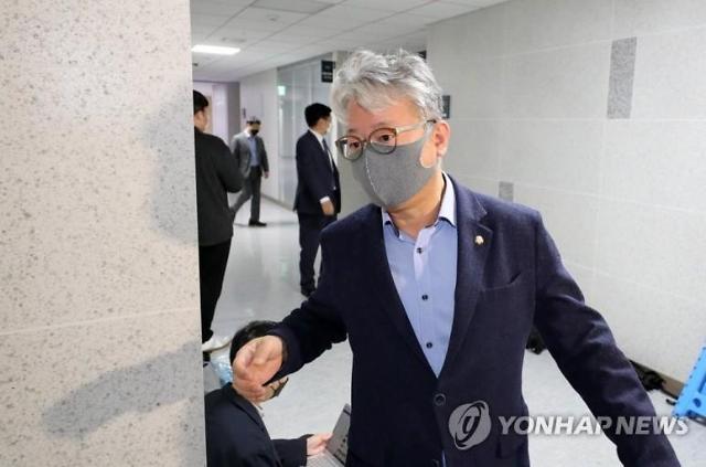 ▲ 조응천 더불어민주당 국토교통위원회 간사가 지난 27일 오전 열린 당정협의회에 참석하기 위해 발걸음을 옮기고 있다.ⓒ연합뉴스