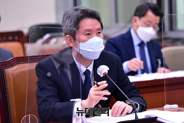 ▲ 이인영 통일부장관이 28일 오전 국회에서 열린 외교통일위원회 전체회의에 출석해 의원들의 질문에 답하고 있다. ⓒ이종현 기자