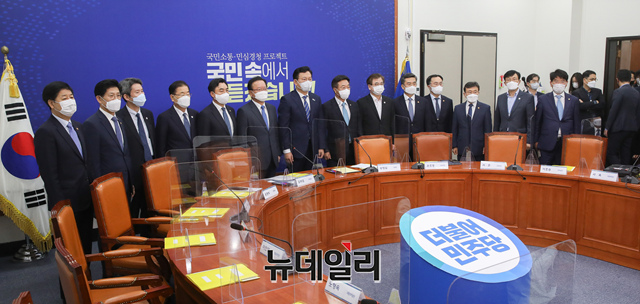 ▲ 더불어민주당 고위 당정청협의회의가 28일 국회에서 열린 가운데 참석자들이 기념촬영을 하고 있다. ⓒ이종현 기자