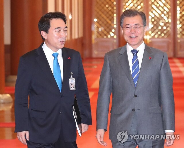 ▲ 박수현 신임 국민소통수석과 문재인 대통령. ⓒ연합뉴스