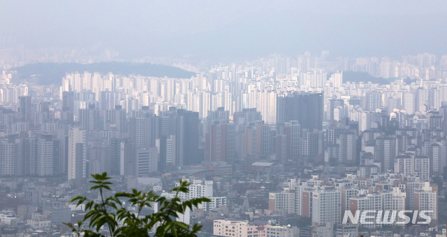 ▲ 27일 더불어민주당이 주택임대사업자 신규등록을 폐지하기로 하면서 임대차 물량이 줄어들 것이란 우려가 커진다. 사진은 서울 남산공원에서 바라본 서울시내 아파트 단지 모습. ⓒ뉴시스