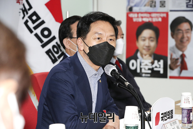 ▲ 김기현 국민의힘 당대표권한대행 겸 원내대표가 28일 오후 국회에서 농성 중인 같은당 최승재 의원의 1인 시위 현장을 찾아 