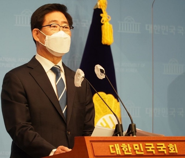 ▲ 양승조 충남도지사가 28일 오전 국회 소통관에서 기자회견을 열고 '20대 대선 1차 공약을 발표하고 있다.ⓒ충남도