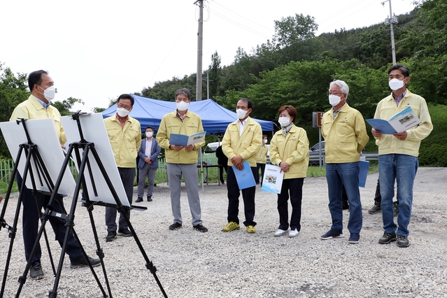 ▲ 이번 임시회 기간 중 군의원들은 운문산 둘레길 조성사업장 현장을 찾아 사업 진행 상황을 꼼꼼히 점검한 후 문제점과 보완할 부분에 대한 시정요구 및 효율적인 대안을 제시했다.ⓒ청도군의회