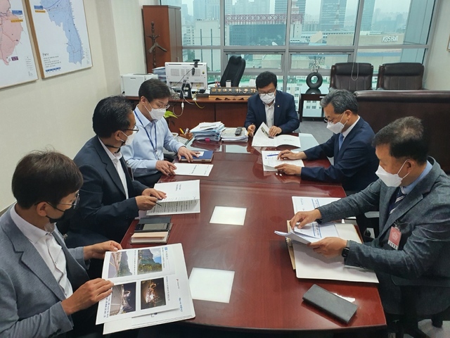 ▲ 오도창 영양군수(오른쪽 두번째)는 지난 27일 도로망 확충과 공공기관 유치를 위해 국회를 방문했다.ⓒ영양군