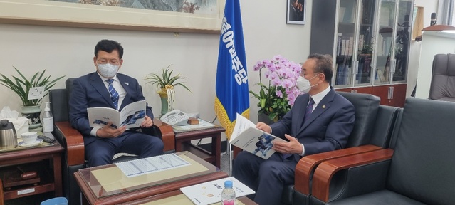 ▲ 장세용 구미시장(오른쪽)은 28일 국회를 방문해 송영길 더불어민주당 당대표를 만나 지역 주요 사업 지원을 건의했다.ⓒ구미시